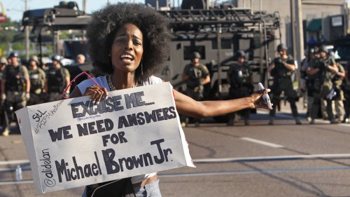 費格遜城群眾上街抗議警察針對有色人種及槍殺手無寸鐵的黑人。
