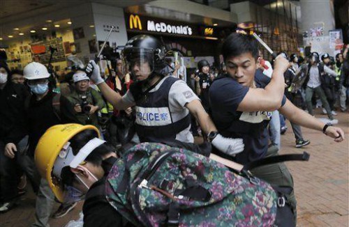 雨傘革命期間多次出現警察暴力毆打示威者的畫面，令香港警察形象變得極為負面。