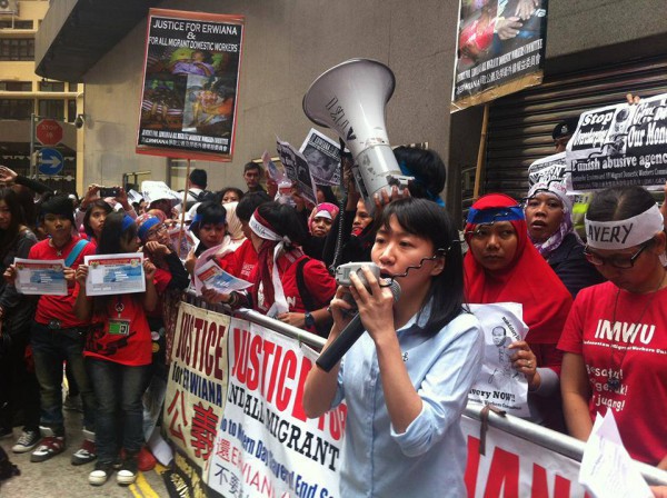 2014年2月，社會主義行動的鄧美晶在支持Erwiana的遊行中發言