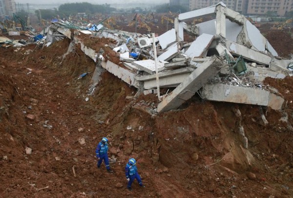 深圳市山體滑坡摧毀了33座樓。