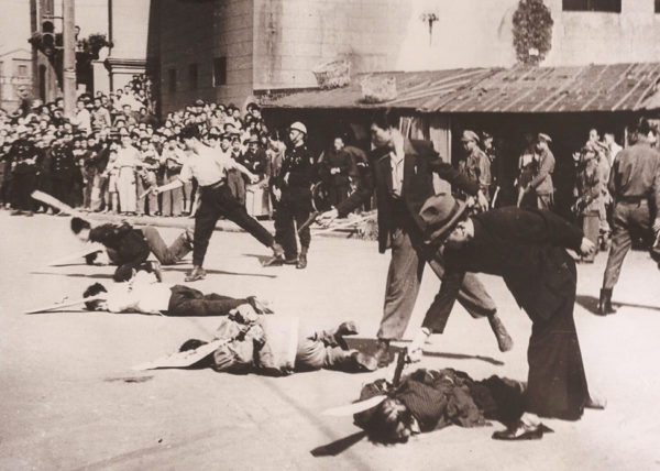 1927年4月12日，共產黨工人在上海遭到屠殺