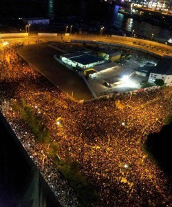 9月7日週五，12萬人包圍政府辦公大樓