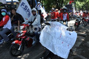 Strikers march in Surabaya on October 3