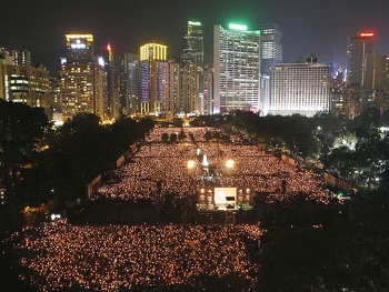 组织估计有15万人参加2013年的烛光晚会