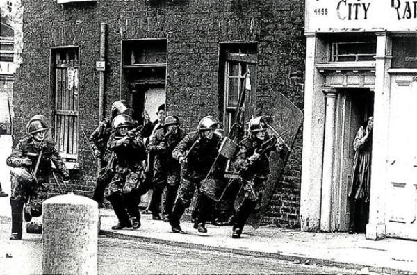 英国军队在北爱尔兰地区搜查街区
