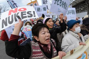 在日本北部郡山市举行的16000人示威