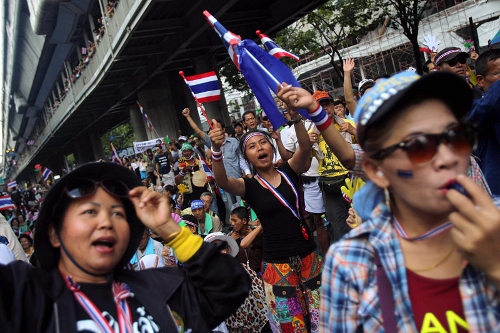 Thai Protesters Reject Talks as Yingluck Survives Censure