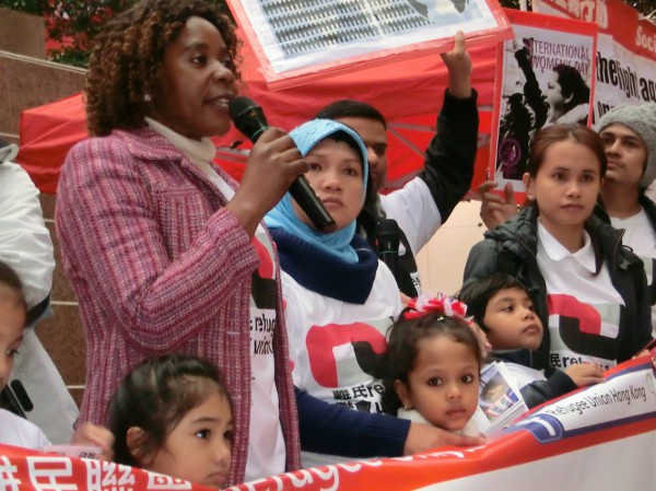 三月八日，「難民聯會」的Adella在時代廣場發言