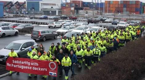 丹麦码头工人罢工游行，声援葡萄牙工人