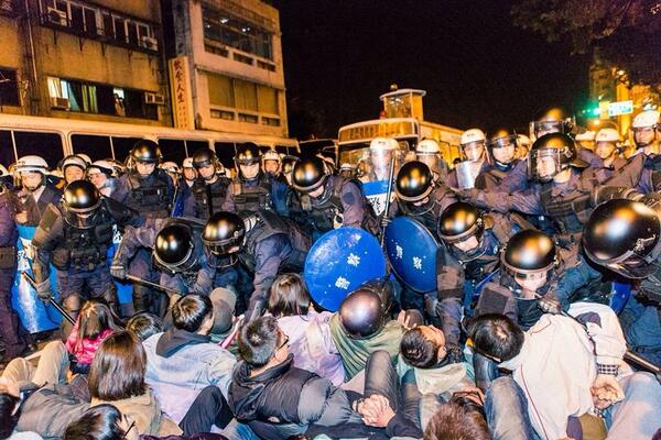 3月23-24日警察鎮壓，150名示威者受傷