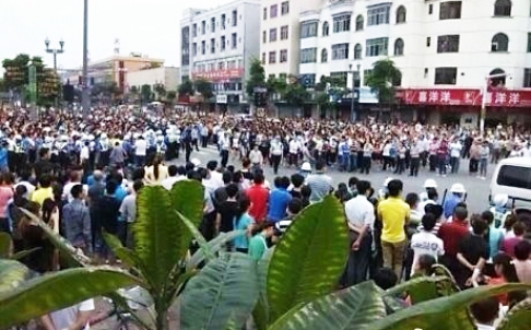 4月14日（星期一），數千名裕元工人遊行