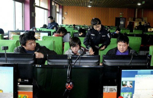 中国政府不遗余力地监控互联网，甚至一直意图推行互联网实名制。