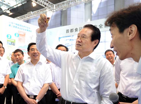 Zhou Yongkang conducts an inspection tour at Zhongguancun, Beijing, July 11, 2012.