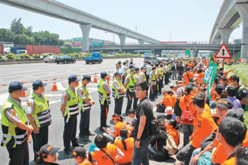 台湾国道私有化令近千名收费员失业。