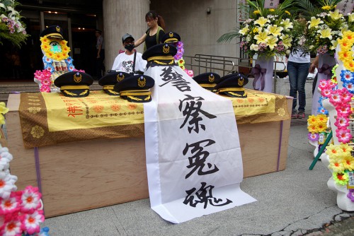 台灣警察工時極長，同樣出現過勞死的情況。
