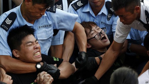 近年香港警察愈來愈明目張膽地使用武力鎮壓示威活動。