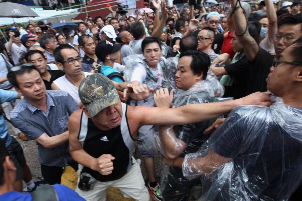 Pro-CCP gangs mobilised to attack occupation in Mong Kok district.