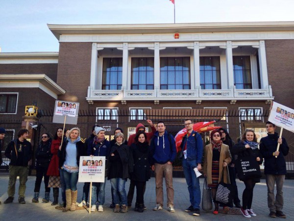 4月9日，声援中国女权人士，驻波兰中国领事馆