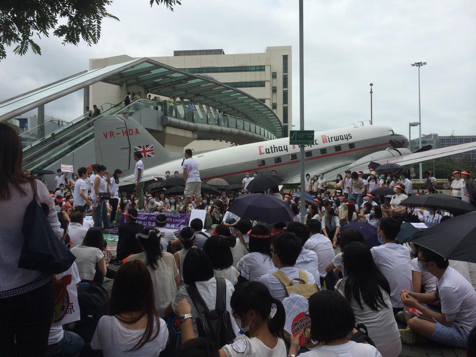 数百名国泰员工今早游行至国泰城外，包围国泰总部，高呼“国泰可耻！最佳无良公司！”