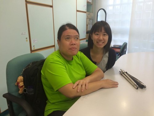 冯宝华（左）表示，视障人士就业困难，兼职工作并不能做到自给自足。
