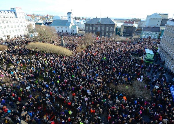 冰岛雷克雅维克群众示威，迫使总理下台