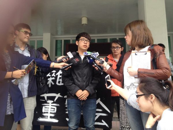 Protest at Ministry of Education, Vincent Hsu (centre).