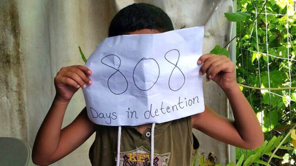 儿童在澳洲瑙鲁的难民拘留中心抗议